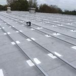 Sportcomplex de Bloemerd - Zonnepanelen op gebogen dak met isolatie - Ballastvrij montagesysteem