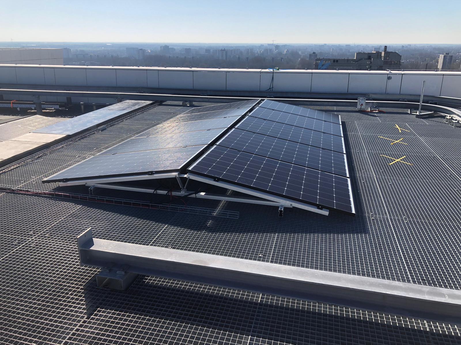 Zonnepanelen op zandloper van 80 meter hoog