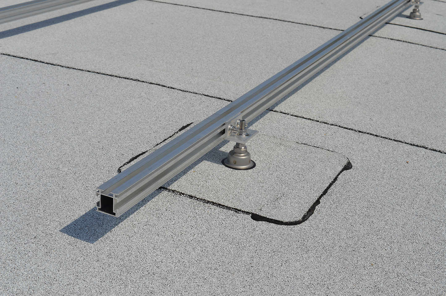 Zonnepanelen op rond dak Bitumen dakbedekking Dakankers Project