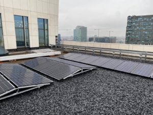 Jual Solar - Zonnepanelen in oost/west opstelling op betonnen dakconstructie met bitumen dakbedekking