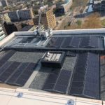 Zonnepanelen op 80 meter hoog gebouw