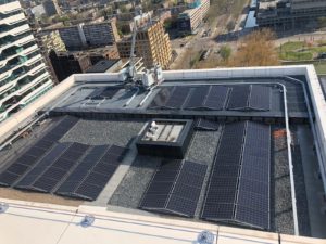 Zonnepanelen op 80 meter hoog gebouw